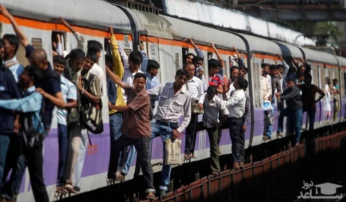 (فیلم) اتفاق وحشتناک برای جوان آویزان شده از قطار!