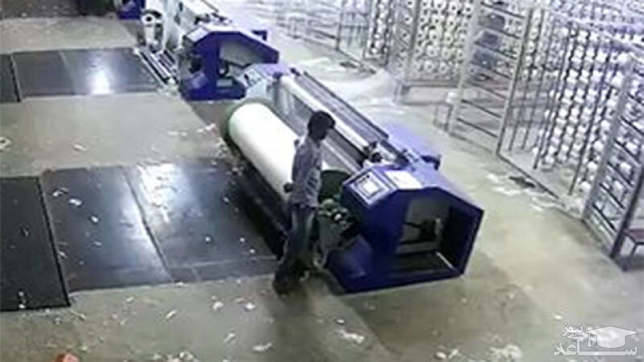 (فیلم) لحظه کشیده شدن کارگر به داخل دستگاه خردکن