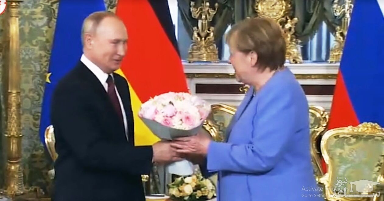 (فیلم) دسته گل جنجالی پوتین برای مرکل