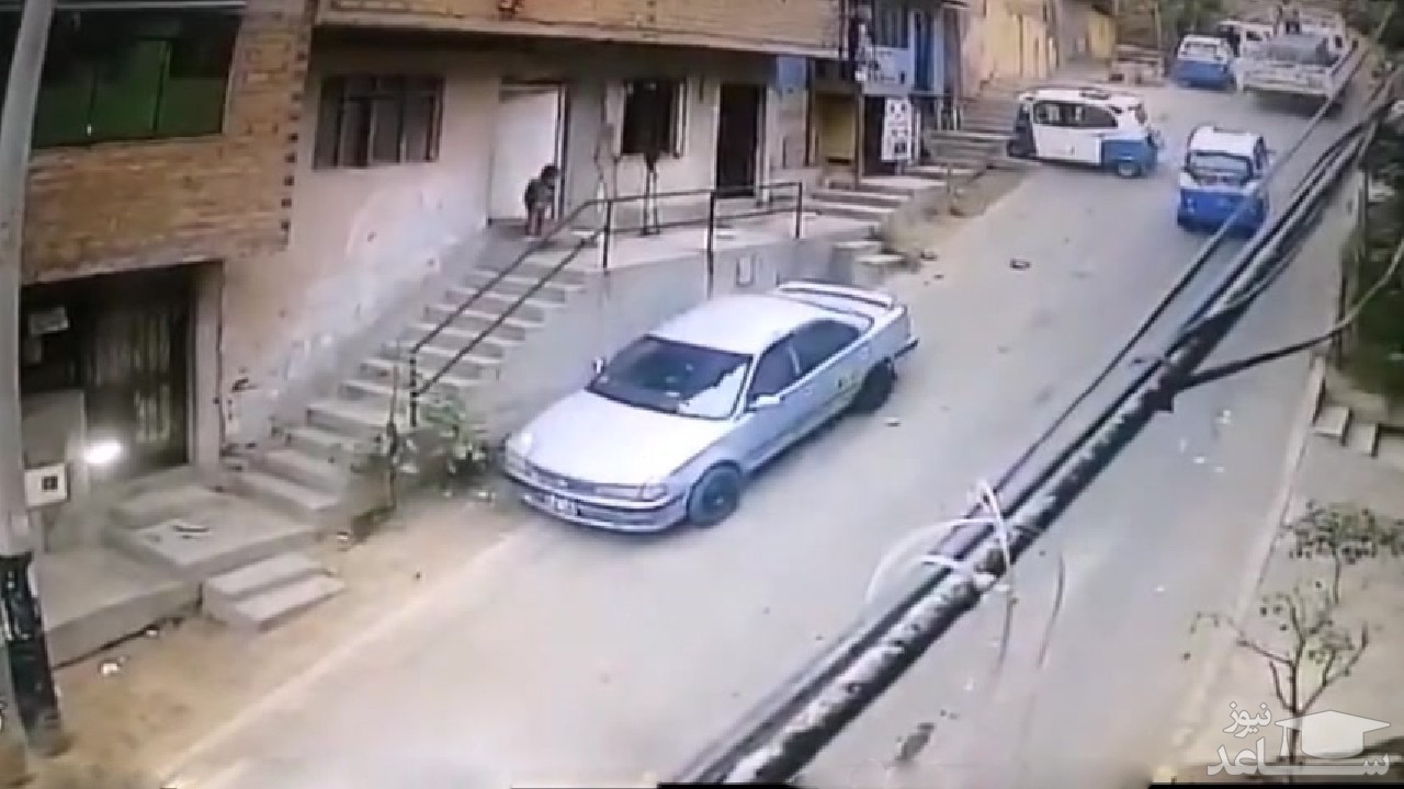 (فیلم) تلاش همگانی مردم برای بیرون کشیدن راننده پس از تصادف خودرو