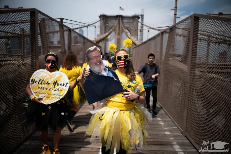 راهپیمایی خانواده های قربانیان کرونا روی "پل بروکلین" در شهر نیویورک آمریکا/ رویترز