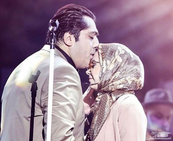 بوسه عاشقانه خواننده معروف و همسرش در میان جمع