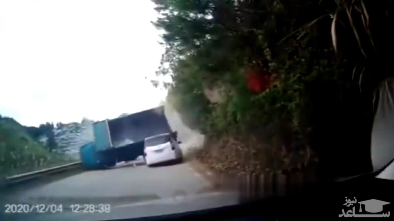 (فیلم) عاقبت سبقت بی جای یک کامیون در جاده
