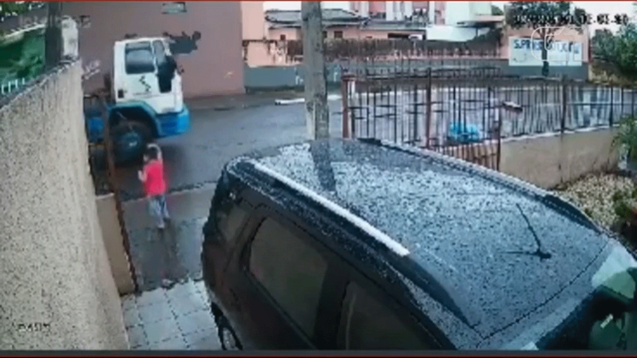 (فیلم) واکنش سریع کارگر حمل زباله در نجات کودک 