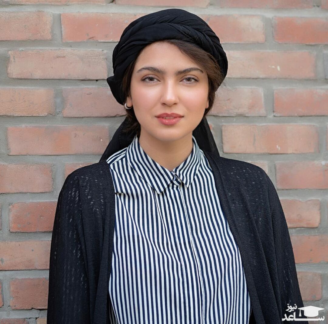 مونا کرمی غرق در افکار خویش