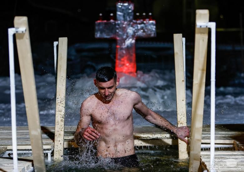 شیرجه زدن مسیحایان ارتدوکس روسی در آب یخ در مراسم آیینی عید مسیحیان ارتدوکس/ رویترز
