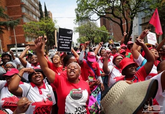 تظاهرات کارمندان دولتی آفریقای جنوبی برای افزایش حقوق هایشان/ رویترز