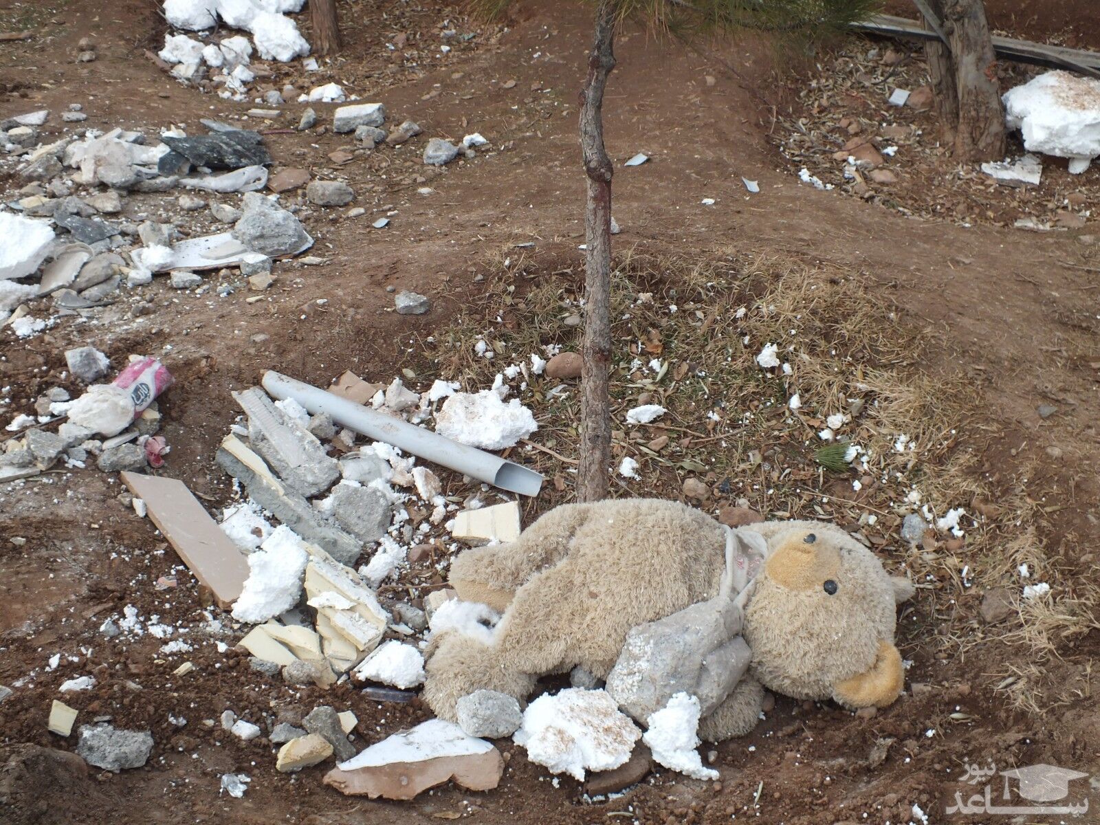 عروسک باقی مانده از انفجار ساختمان در تبریز