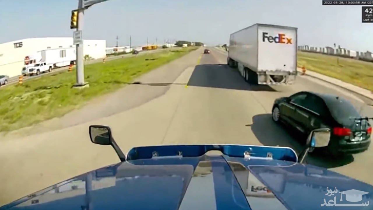 (فیلم) سبقت گرفتن ناشیانه از بین دو تریلی حادثه آفرید