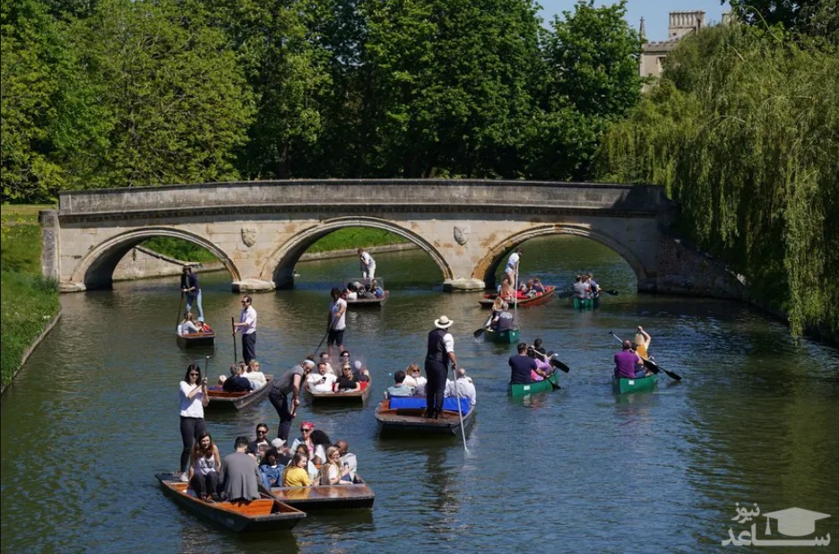 قایق سواری در رودخانه ای در کمبریج بریتانیا