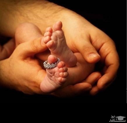 پوستر پای نوزاد در دستان پدر
