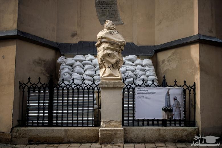 محافظت از مجسمه های در شهر "لویو" در غرب اوکراین در برابر حملات احتمالی روسیه/ رویترز