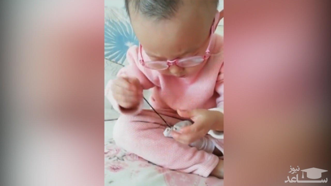 (فیلم) کودک چینی در حال دوختن جورابش