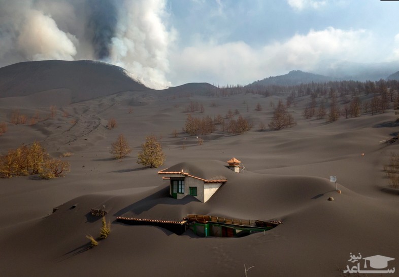 دفن شدن یک خانه زیر غبارهای آتشفشانی در جزیره لاپالما اسپانیا/ آسوشیتدپرس