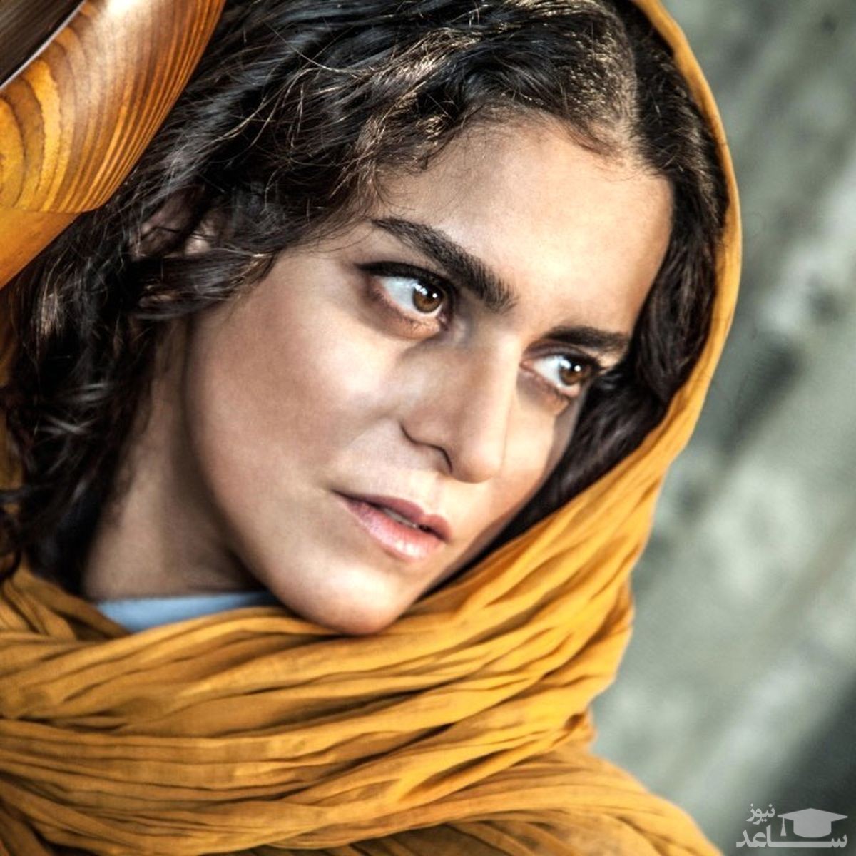 غزل شاکری در کنار یک سگ بزرگ سیاه