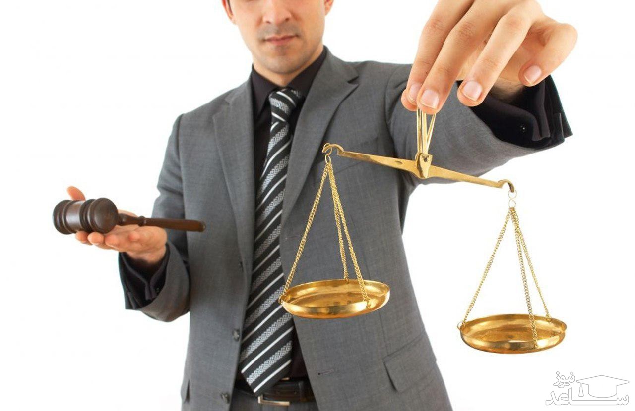 داوری در مراجع قضایی به چه معناست و چه مزایا و معایبی دارد؟