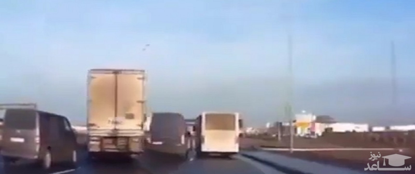 (فیلم) مهارت فوق العاده رانندگان خودروهای سنگین در جاده