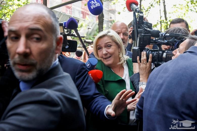 فرار "مارین لوپن" نامزد شکست خورده انتخابات ریاست جمهوری فرانسه از خبرنگاران هنگام حضور در جلسه دفتر مرکزی حزب در پاریس/ رویترز