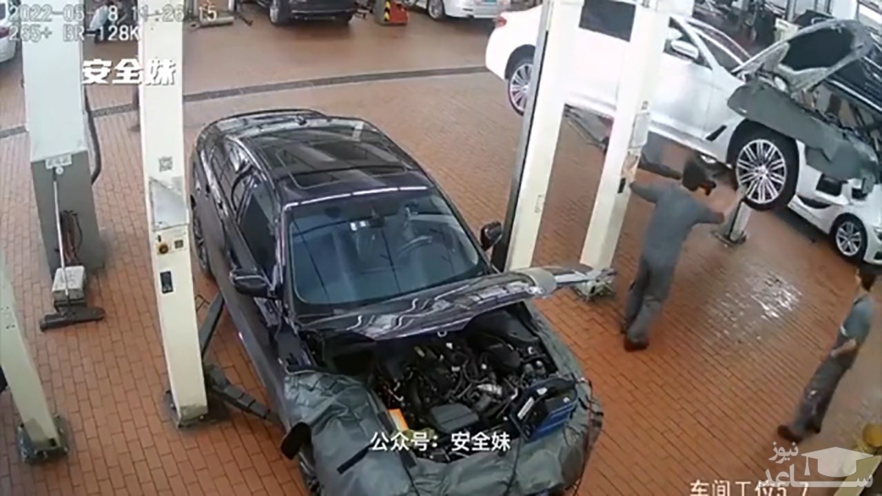 (فیلم) افتادن ماشین روی شاگرد مکانیک