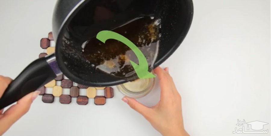 ریختن موم در ظرف