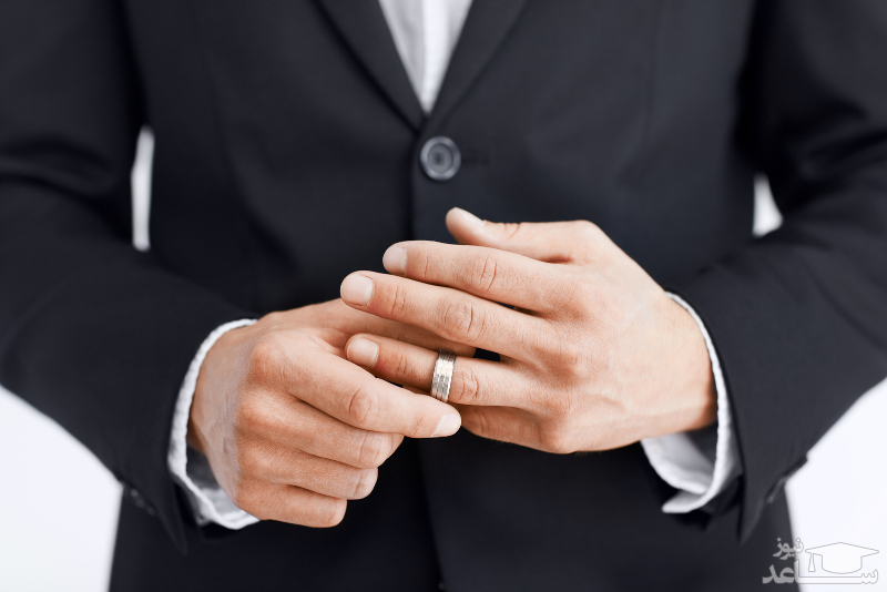 علت بازی با حلقه ی ازدواج در مردان