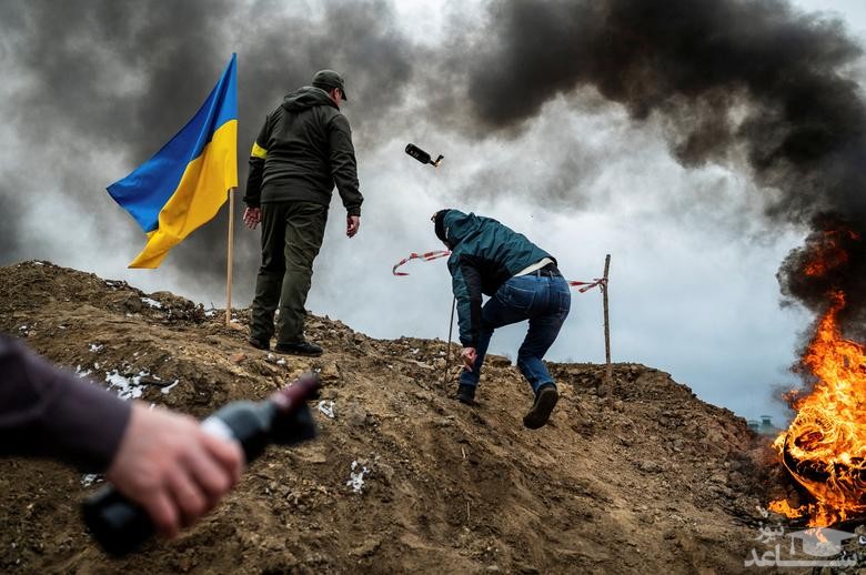 شهروندان اوکراینی در حال تمرین استفاده از "کوکتل مولوتف" برای دفاع از شهر "ژیتومیر" اوکراین در برابر حمله نیروهای روسیه/ رویترز