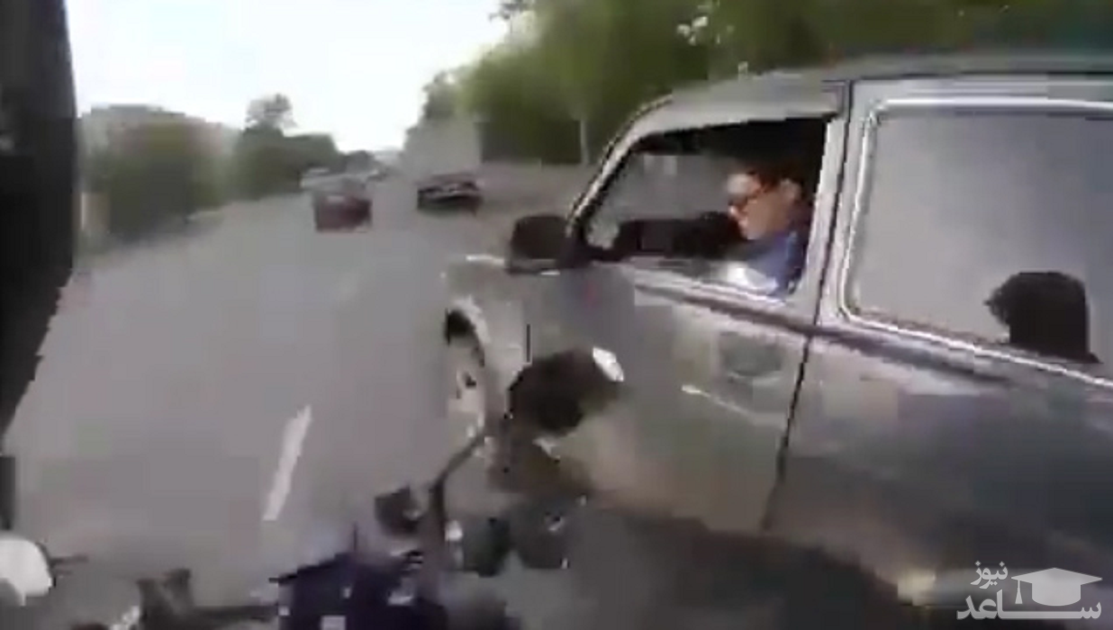(فیلم) درگیری خیابانی وحشیانه، عاقبت قلدری موتورسوار برای راننده خودرو 