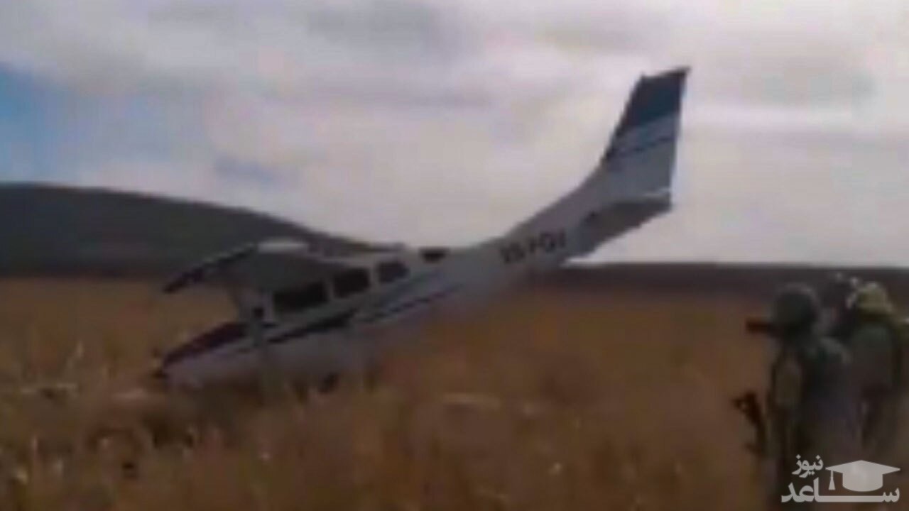 (فیلم) برخورد عجیب یک هواپیما با کابل‌ برق! 