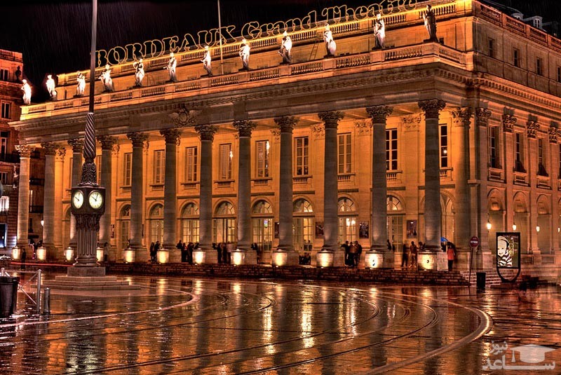 تماشای یک نمایش در گراند تئاتر