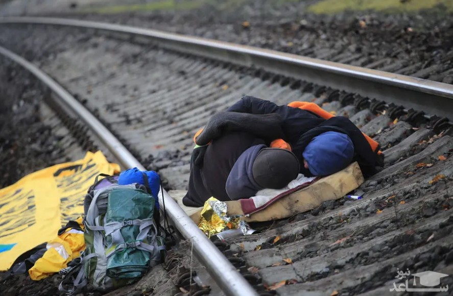 فعالان محیط زیست با خوابیدن روی ریل قطار یک معدن زغال سنگ در حومه شهر کلن آلمان اعتراض خود را به فعالیت این معدن نشان می دهند./ رویترز