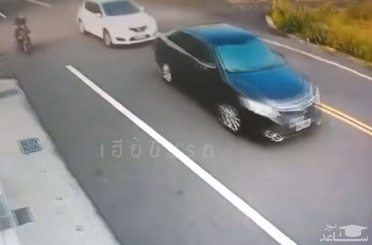 (فیلم) درگیری عجیب دو راننده و جنگ تن‌به‌تن خودروها!