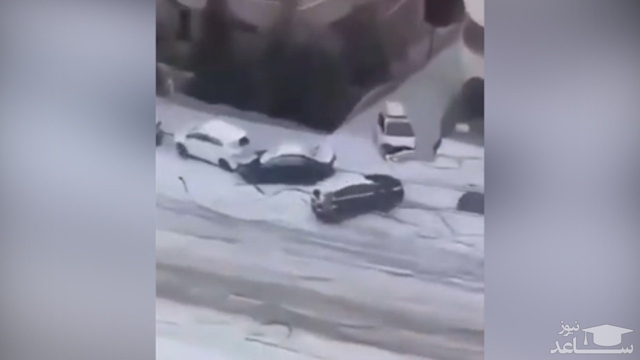 (فیلم) سر خوردن خودروها در شیب جاده برفی 
