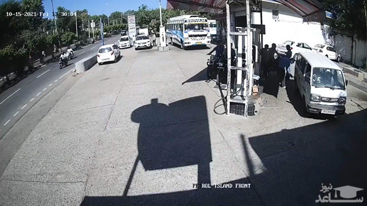 (فیلم) لحظه آتش گرفتن یک موتورسیکلت در پمپ بنزین