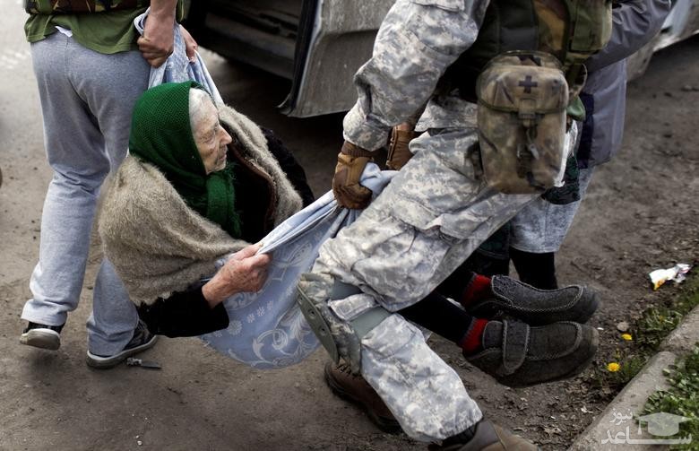 نیروهای داوطلب اوکراینی در حال تخلیه غیرنظامیان یک روستا در خط قدم جبهه نبرد با نیروهای روسی در "خارکیف" اوکراین/ رویترز