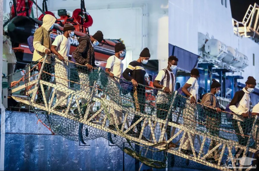 ورود کشتی حامل 367 پناهجوی آفریقایی نجات یافته در دریای مدیترانه به بندر پالرمو ایتالیا/ EPA