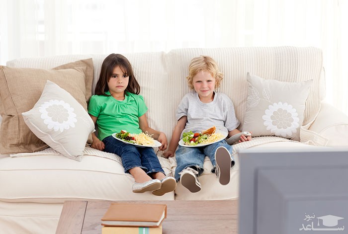 غذا خورد کودکان جلوی تلویزیون