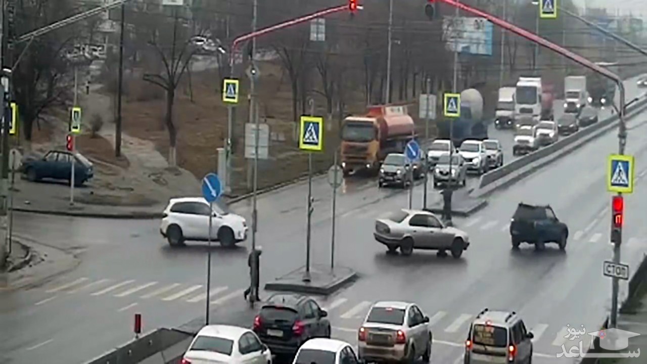(فیلم) چپ کردن کامیون بونکر در چهارراه