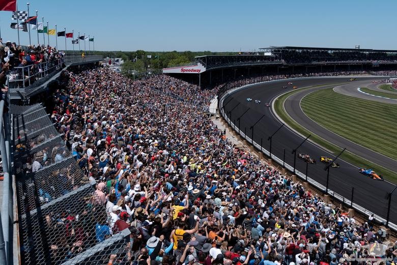 حضور هزاران نفر در استادیوم 