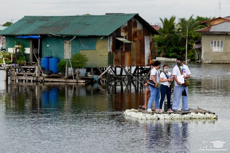 واکسیناسیون خانه به خانه کرونا در مناطق حومه ای در شهر مانیل فیلیپین