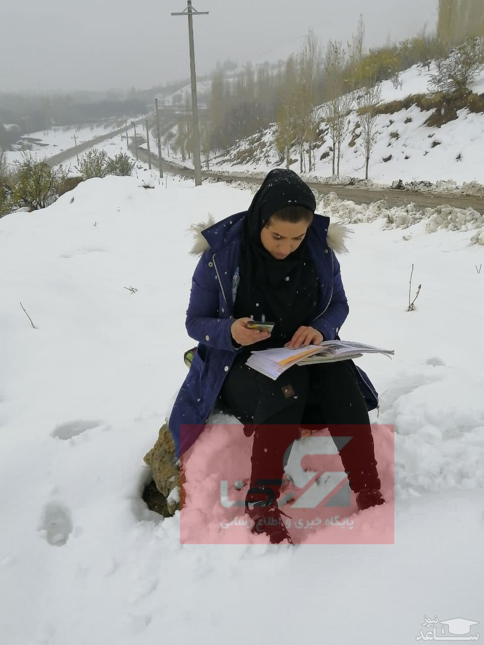 تدریس خانم معلم اشنویه ای نشسته بر برف، وسط بوران / آقای وزیر اینجا موبایل  آنتن نمی دهد! | ساعدنیوز