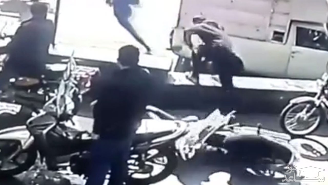 (فیلم) سرقت حرفه‌ای از یک موتورسوار در پمپ بنزین
