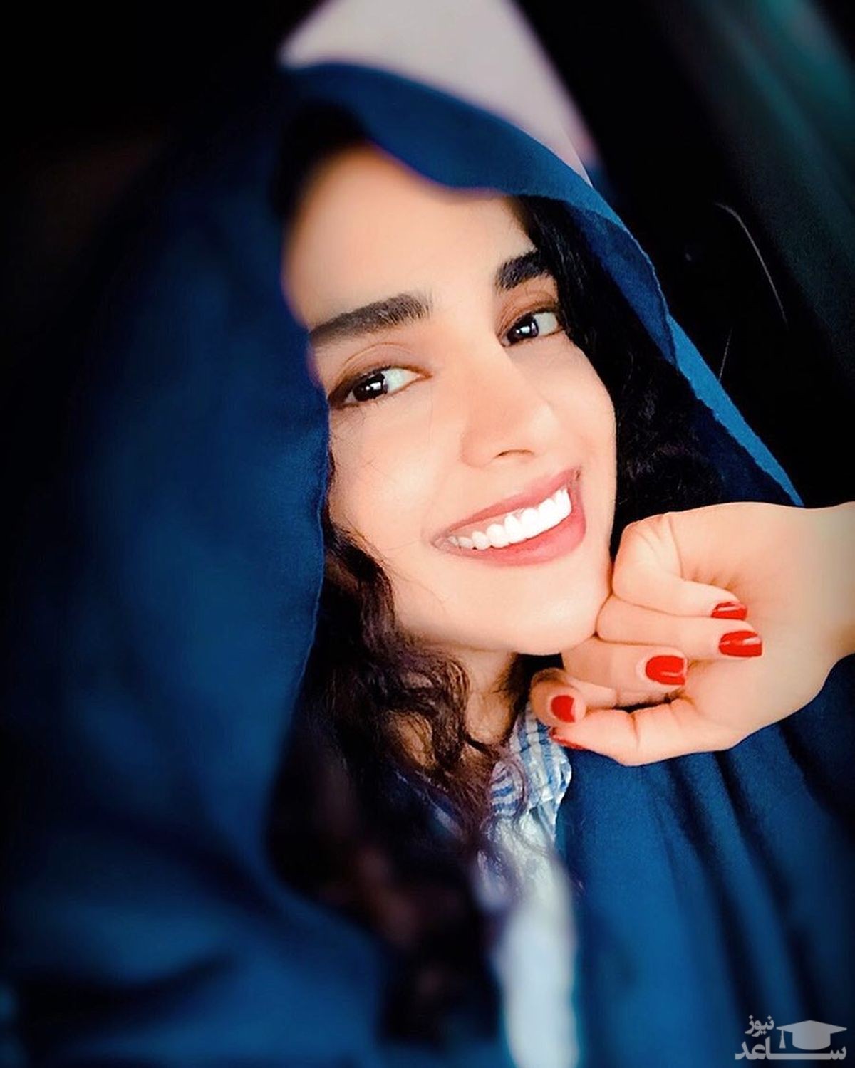 عکسی جالب از الهه حصاری در لابلای گل ها