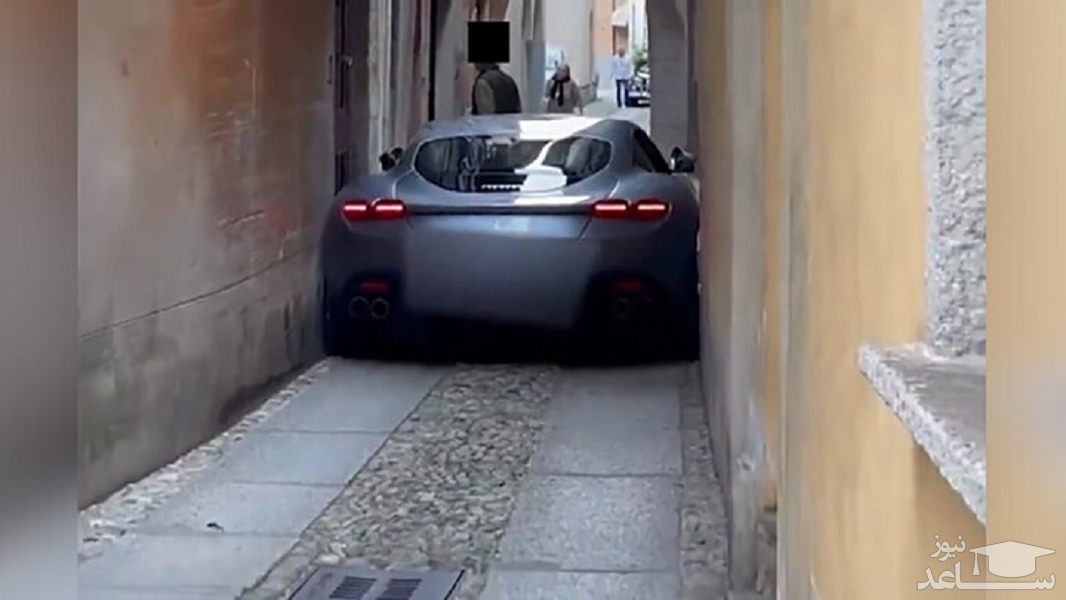 (فیلم) گیر کردن فراری فوق لاکچری در یک کوچه بسیار باریک