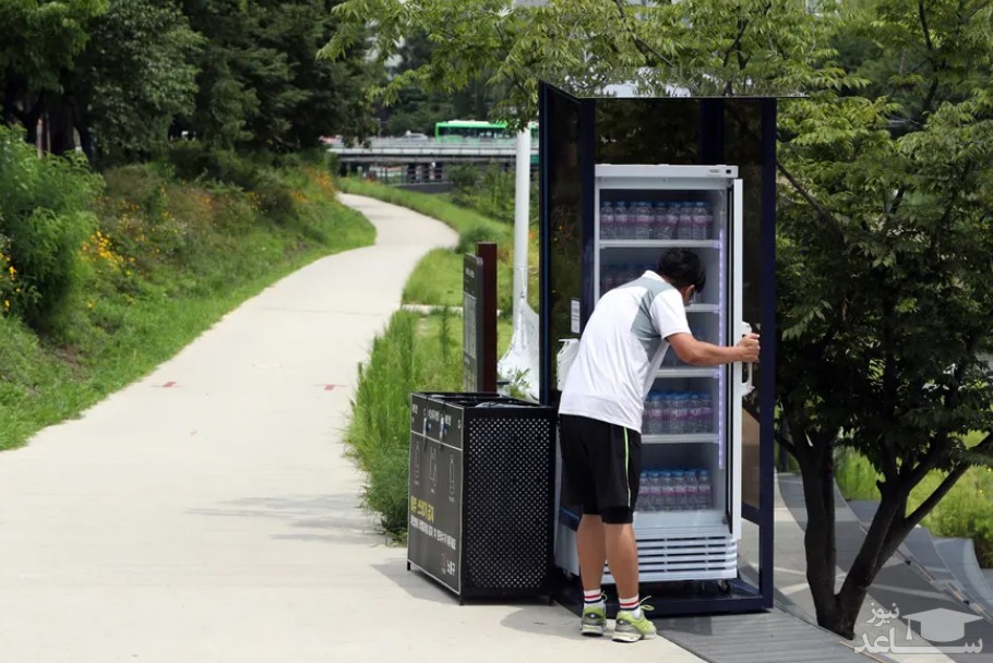 نصب یخچال محتوی بطری های خنک آب در پارکی در شهر سئول کره جنوبی/