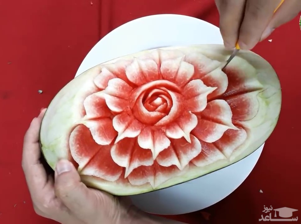 (ویدیو) تزیین زیبای هندوانه به شکل گل مخصوص شب چله