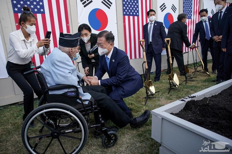 رییس جمهوری کره جنوبی در حال دیدار با یک کهنه سرباز آمریکایی جنگ کره در شهر واشنگتن دی سی
