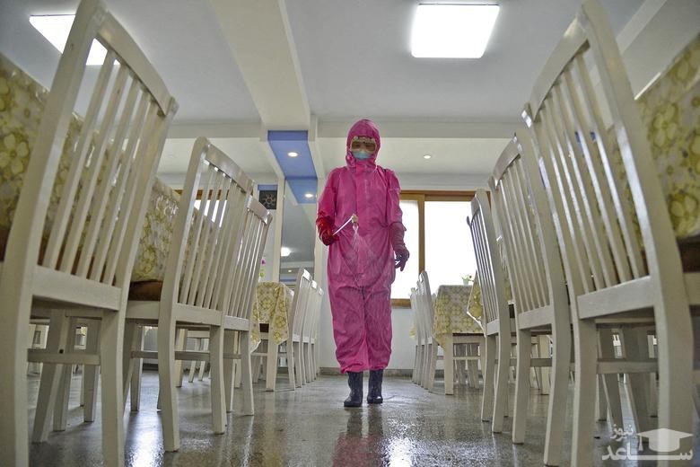 ضدعفونی کردن سالن غذاخوری یک کارخانه تولید مواد بهداشتی در شهر پیونگ یانگ کره شمالی/ خبرگزاری کیودو