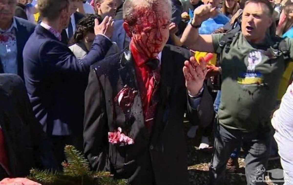 پاشیدن رنگ خون به سر و روی سفیر روسیه در ورشو