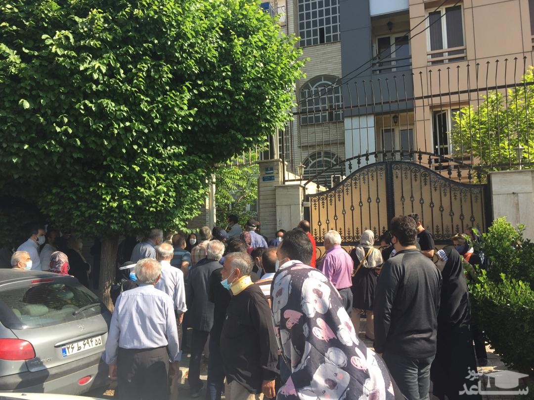 (فیلم) برخورد نامناسب مامور پلیس با سالمندانِ منتظر واکسن