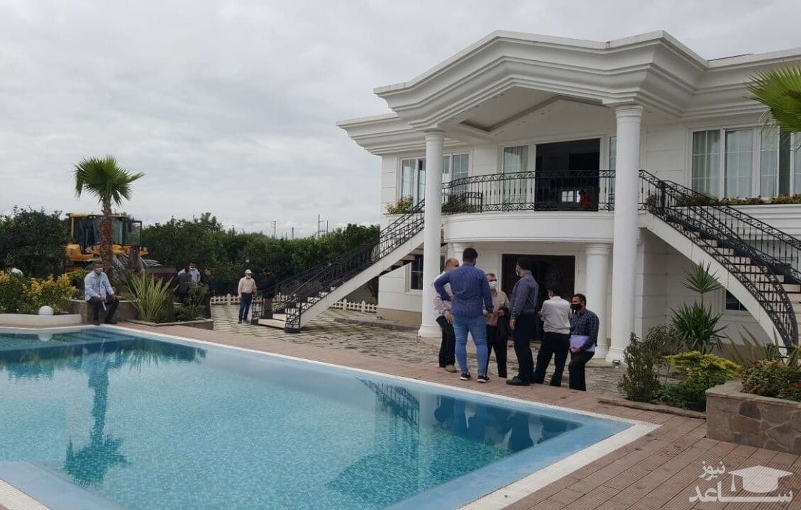 (فیلم) تخریب ویلای غیرمجاز ۳ میلیاردی با استخر و پیست اسب دوانی!